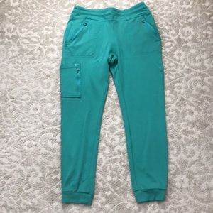 Jaanuu Women's 10-Pocket Jogger in Surgical Green Sz M